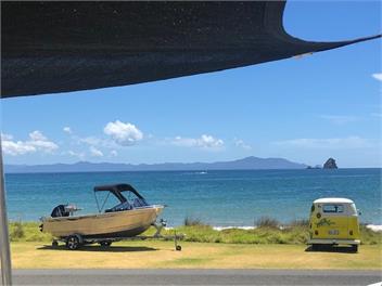 Kneedeep - Beach front escape! -