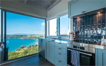 ONETANGI BELLE : Coast and Country - Waiheke Island, Auckland