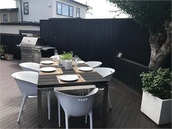 Entertainers delight close to beach - Auckland