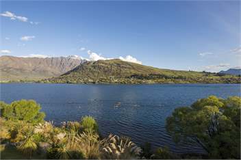 Alpine Village Lakefront Apartment - Queenstown