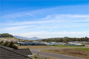 Adventure Sika - Relax on the deck with views - Taupo