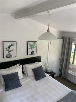 Couples Getaway-Lake Edge with private jetty- Okere Falls -