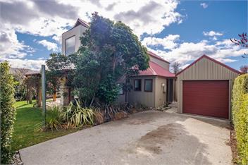Great for families & groups, walk to town & lake - 