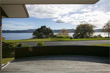 Spacious Lakefront Escape - Taupo