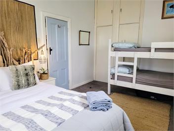 CROOKED MILE COTTAGE - by the sea - Hokitika