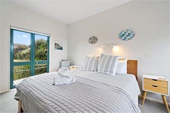 Beachfront Getaway (Bachcare) - Waikanae Beach