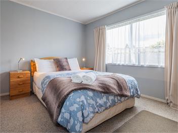 Central Riverside Retreat (Bachcare) - Taupo Central