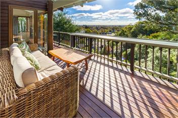 Architecturally-Designed Retreat with Spectacular Views - Christchurch