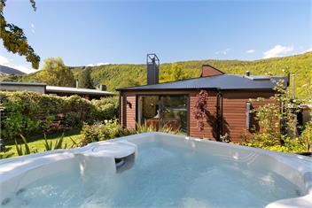 Arrowtown Luxury Escape | Hot Tub, Wood Fire & Central Heating - Arrowtown