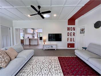 Sunny home with self-contained cabin - Napier