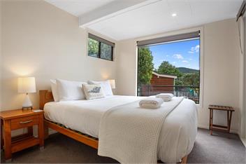 Sandy Feet Beach House - right across from Onemana Beach - 