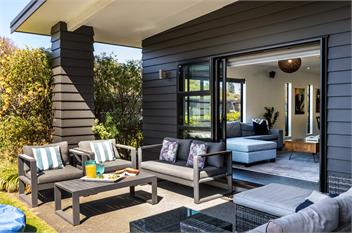 Riverside Retreat - spa pool, table tennis, riverside! - 