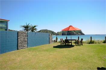 Cedar-Stone Lodge Matapouri waterfront - Tutukaka Coast