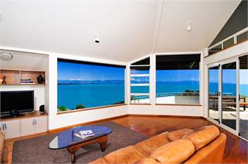 'Beach Views' - Executive Waterfront Holiday Home - Nelson