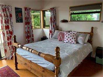 Treetop Hideaway (Bachcare) - Taupo Central