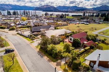 Great for families & groups, walk to town & lake - 