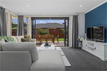 A Beach Hive at Papamoa Beach - 4 bedrooms - Tauraga