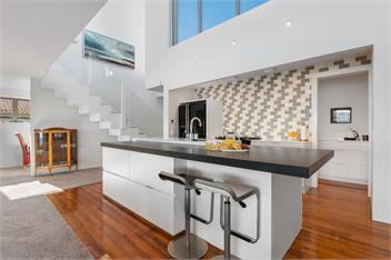 Linger Lakeside - Luxury Home above the Lake - Taupo