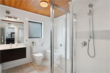 Lake and Mountain Views (Bachcare) - Queenstown