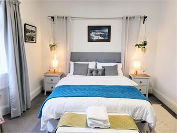 CROOKED MILE COTTAGE - by the sea - Hokitika