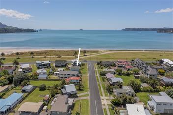 Beach House - Across the Road to the Beach - Whitianga