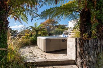 Bayview - Relax in the Hot Tub or Cross the Street to the Lake! - Taupo