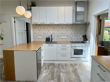 Sunny home with self-contained cabin - Napier
