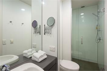 Queenstown Lakefront – 2BR Apt, Balcony & Parking - Queenstown