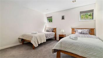 Panoramic Peaks: 3BR Home with Lake Vistas - Queenstown
