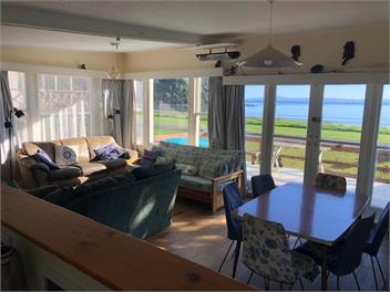 Kneedeep - Beach front escape! -