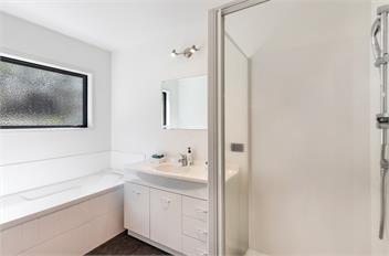 Riverside Retreat - spa pool, table tennis, riverside! - 