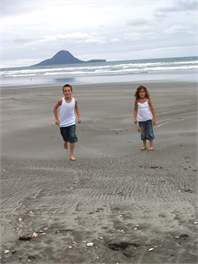 BEACH HAVEN APARTMENT. No road to cross to the beach. - 