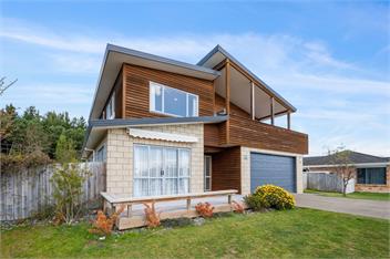 Adventure Sika - Relax on the deck with views - Taupo