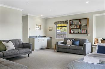 Spacious Lakefront Escape - Taupo