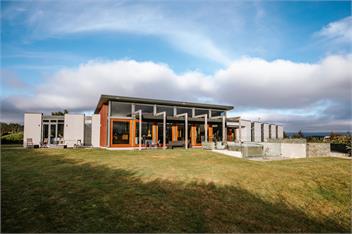 Mt Gold Retreat - Sleeps 8 - Spa Pool - Tennis Court - Wanaka