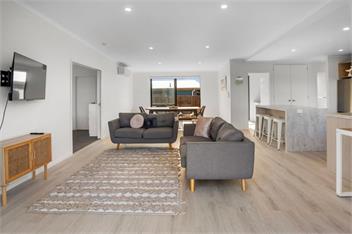 Modern Family Bach (Bachcare) - Waihi