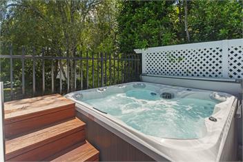 Camellia House: Elevator Access, Swimming, and Spa Pools in a Stunning Setting - Nelson