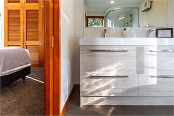 Architecturally-Designed Retreat with Spectacular Views - Christchurch