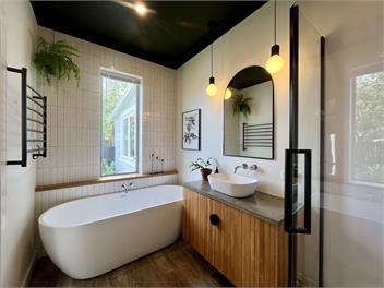 Sunny home with self-contained cabin - Napier
