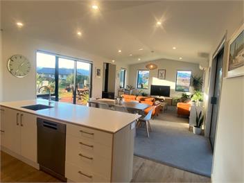 Modern home in central Wānaka - Wanaka