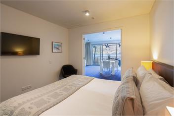 Queenstown Lakefront – 2BR Apt, Balcony & Parking - Queenstown