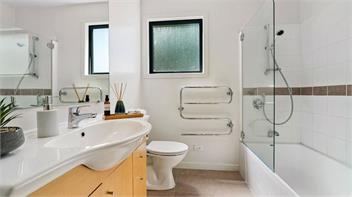Panoramic Peaks: 3BR Home with Lake Vistas - Queenstown