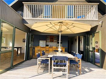 Sunny Matarangi Beach House -