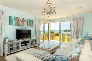 4-6 Bdr ONEPU MOANA Holiday Home - with Views + SpaPool - The Hokianga