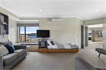 Spacious Lakefront Escape - Taupo