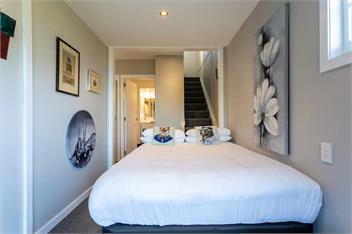 Private Cottage with Hot Tub & Amazing Lake Views - Queenstown