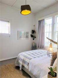 CROOKED MILE COTTAGE - by the sea - Hokitika