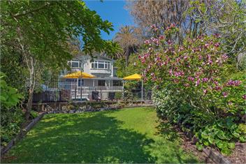 Camellia House: Elevator Access, Swimming, and Spa Pools in a Stunning Setting - Nelson