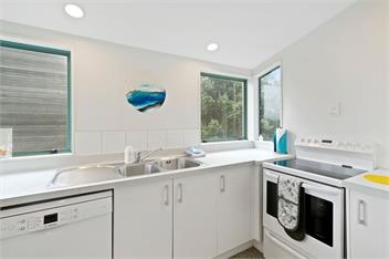 Beachfront Getaway (Bachcare) - Waikanae Beach