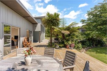 The Grass is Greener Getaway - Private Hot Tub - Whangamata